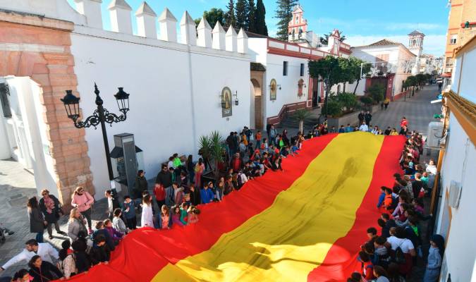 Los escolares de Tomares celebran la Constitución con una bandera gigante
