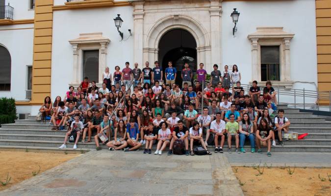 Todos los participantes, ante la fachada del Colegio Mayor Hernando Colón. / El Correo