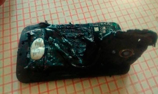Un joven sufre quemaduras graves tras explotar su móvil mientras dormía