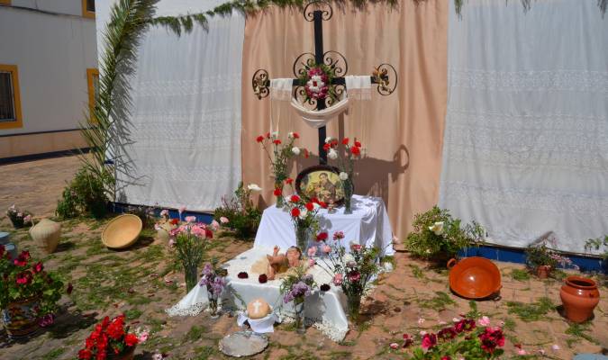La tradición y la belleza se dan cita en las Cruces de Mayo de El Pedroso