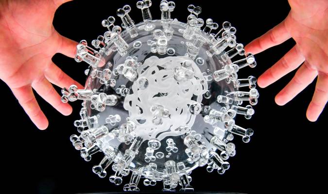 Una escultura en cristal del coronavirus (COVID-19), por Luke Jerram. Es un millón de veces más grande que el virus. / EFE