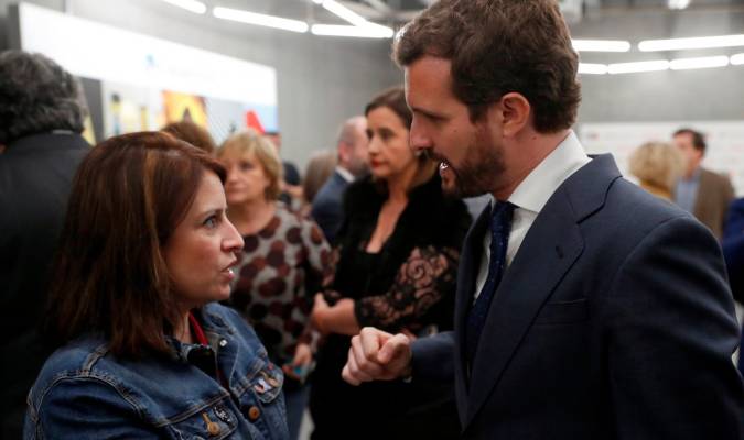 Adriana Lastra, portavoz del PSOE, y Pablo Casado, presidente del PP. EFE