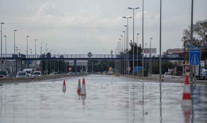 Una autovía inundada en Valencia. / E.P.