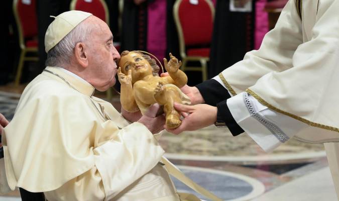 El papa denuncia en misa del gallo una humanidad insaciable de poder y dinero