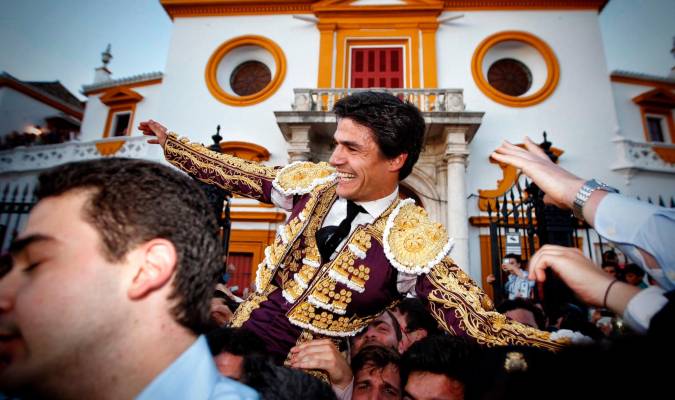 Pablo Aguado saliendo de la Puerta del Principe. / Toromedia-Arjona