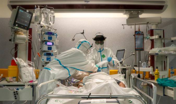 Andalucía: bajan los hospitalizados y suben los pacientes en la UCI
