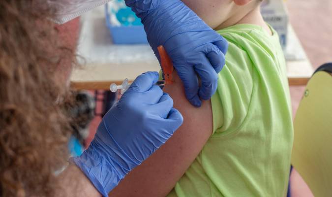 Un niño recibe la vacuna contra el Covid-19. / E.P.