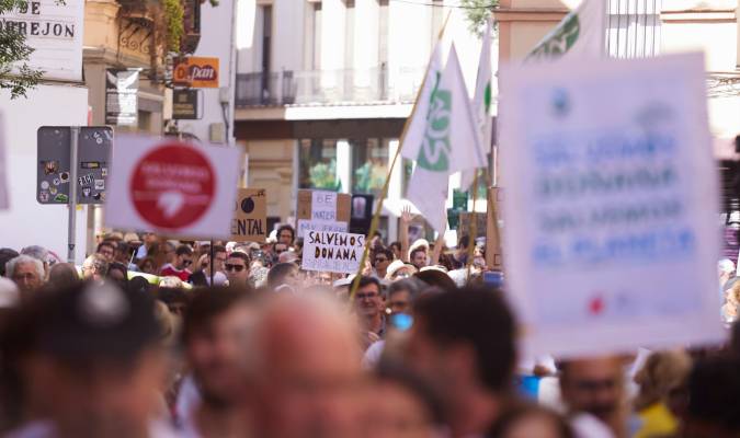 Miles de personas reclaman en Sevilla la paralización de la ley sobre los regadíos de Doñana