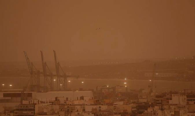 Vista del puerto de Alicante este lunes bajo los efectos de un excepcional episodio de polvo en suspensión procedente del desierto del Sáhara. EFE/ Morell