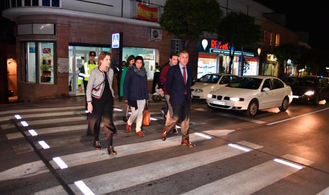 Visita del Jefe de Tráfico de Andalucía para ver los pasos peatonales inteligentes de Tomares. Ayto. Tomares