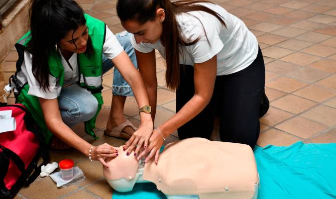 Alumnos de la Escuela Universitaria de Osuna hacen demostraciones de reanimación pulmonar