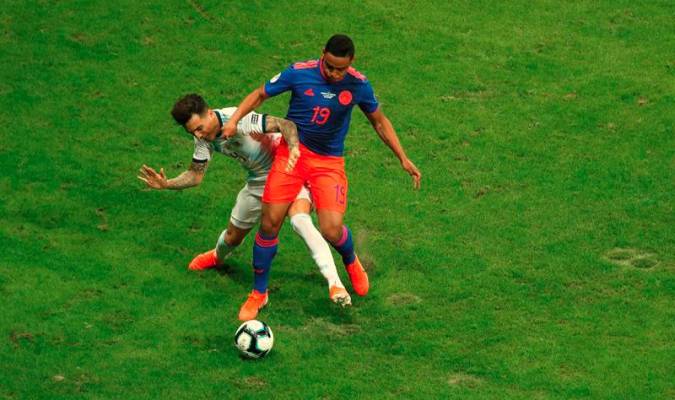 Luis Muriel disputa un balón durante el partido Argentina-Colombia de la Copa de América. / EFE