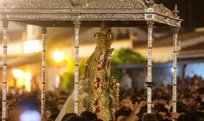 Procesión de la Virgen del Rocío por la aldea. / Hermandad Matriz