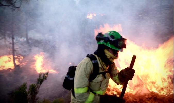 Imagen de um bombero en la zona del incendio. / Plan Infoca