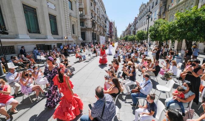 Éxito rotundo del desfile de moda flamenca en el Centro