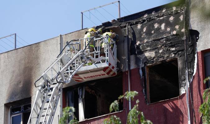 Dos menores heridos críticos al saltar de un quinto piso en llamas