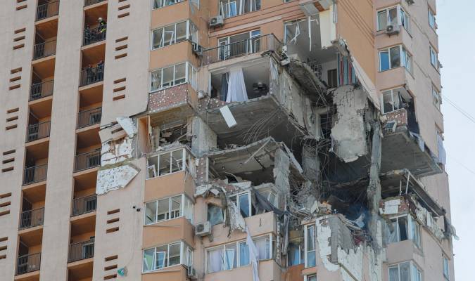 Edificio alcanzado por un misil en Kiev. / EFE