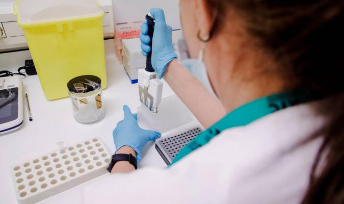 Una técnico de laboratorio prepara una PCR para el análisis de la viruela del mono. / Carlos Luján - E.P.