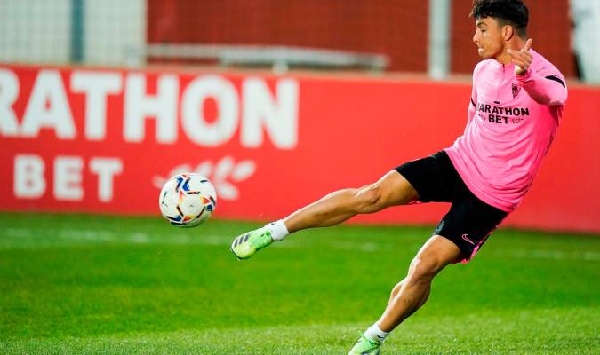 Óliver Torres en el entrenamiento previo al choque / Twitter @SevillaFC