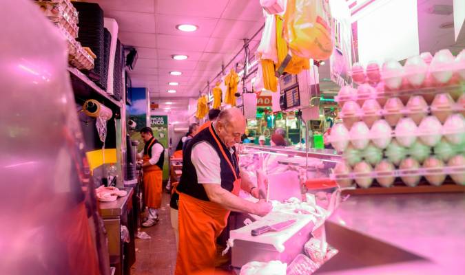 Un pollero realiza sus últimas ventas en la tienda de comestibles ‘Los Mares Alimentación’, en el barrio de Prosperidad, a 24 de diciembre de 2022, en Madrid. Ricardo Rubio - Europa Press