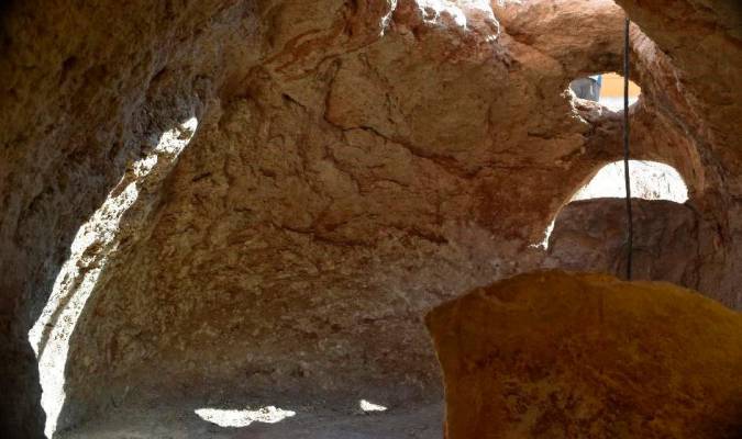 Descubren en Pedrera dos cuevas de 5.000 años de antigüedad con huesos de tres personas