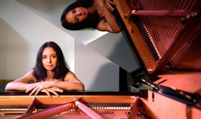  Yolanda Sánchez, con el principal piano de la Casa de los Pianistas, en el que ha invertido 56.000 euros. / Jesús Barrera