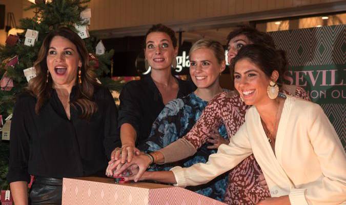 Las mujeres Osborne iluminan la Navidad de Sevilla Fashion Outlet