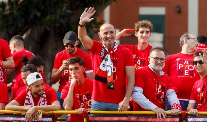 El director deportivo del Sevilla FC, Monchi (c), celebra la copa de la Liga Europa, séptima del equipo hispalense, cosechada en la final ante la Roma. EFE/ Jose Manuel Vidal