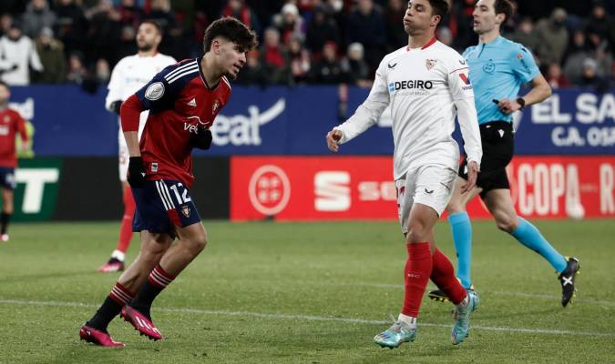 El delantero de Osasuna Abde Ezzalzouli celebra tras marcar un gol al Sevilla / Jesús Diges. EFE