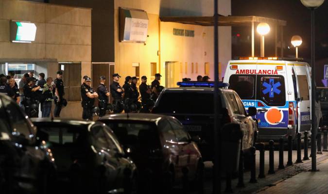 Agentes de la Policía Nacional vigilan la entrada del Hospital Punta Europa en Algeciras (Cádiz). EFE/A.Carrasco Ragel.