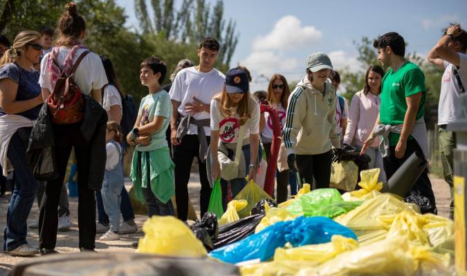 Más de 17.000 voluntarios retiran basura de 970 espacios naturales en toda España