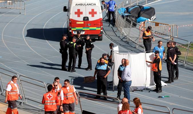 Varios miembros de Policía Local, Protección Civil y Cruz Roja aguardan la llegada del juez para el levantamiento del cuerpo del corredor fallecido al finalizar la prueba de la Medía Maratón de Málaga. EFE/Daniel Pérez