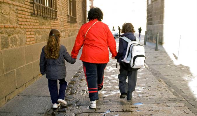 Las españolas tienen menos hijos y más tarde de su intención