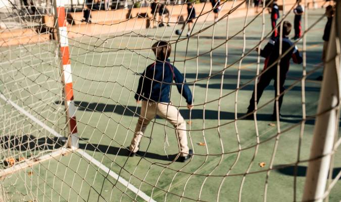 Varios niños juegan al fútbol en el patio del Colegio Alameda de Osuna el día en que entra en vigor la medida que permite no utilizar mascarilla en los patios escolares de Madrid.Alejandro Martínez Vélez - Europa Press