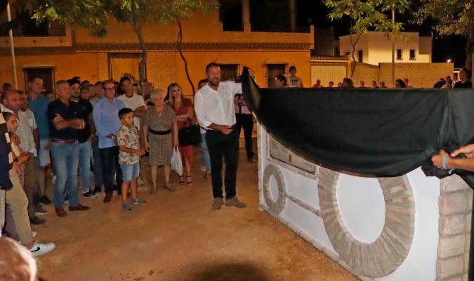 El alcalde, Jorge Barrera, descubrió el monolito que contiene el nombre de todas las personas voluntarias que colaboraron durante la pandemia en la desinfección (Foto: Ayuntamiento de Brenes)