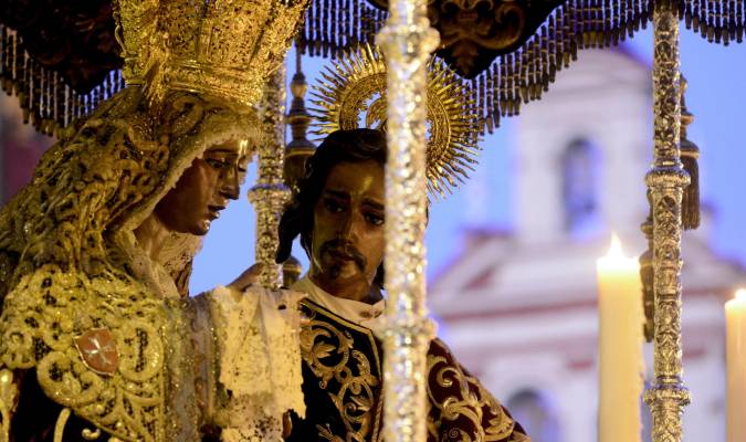 Primer plano de la Virgen de la Amargura acompañada de San Juan en su paso de palio. Foto: M.G.