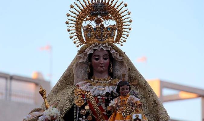 La Virgen del Carmen procesionando por las calles de Dos Hermanas. / El Correo