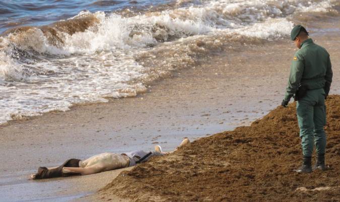 La Guardia Civil de Ceuta ha recuperado esta mañana de la orilla de la playa de la Ribera, en Ceuta, el cuerpo sin vida de un joven inmigrante magrebí que ha sido arrastrado hasta la zona por las fuertes corrientes de los últimos días. EFE/Reduan Dris