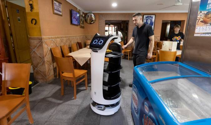 El futuro ya está aquí: un robot camarero para la vieja fonda
