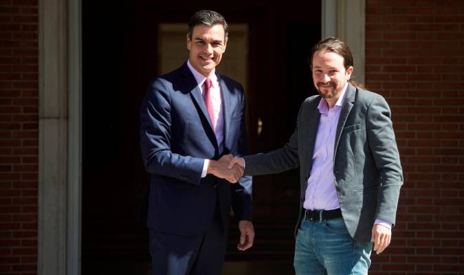 El presidente del Gobierno, Pedro Sánchez, junto al secretario general de Podemos, Pablo Iglesias. / EFE
