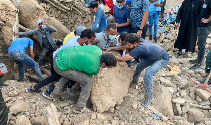 Miembros de Protección Civil, bomberos y personal civil siguen buscando a los desaparecidos bajo los escombros hoy lunes en el pueblo de Tnirt tras el terremoto que sacudió Marruecos el pasado viernes. EFE/Fátima Zohra Bouaziz
