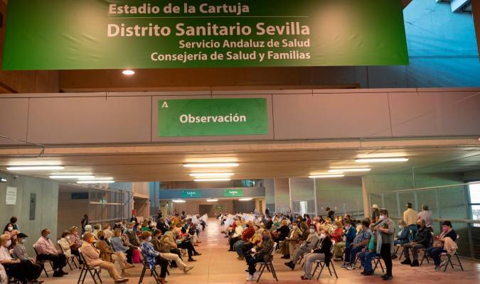 Varias personas esperan en el área de observación después de que les hayan administrada la vacuna contra el Covid-19, a 28 de abril de 2021, en el Estadio de la Cartuja, en Sevilla, (España) Eduardo Briones - Europa Press