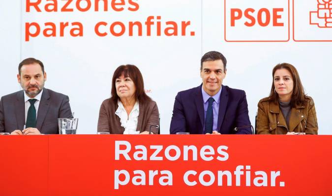 El PSOE tranquiliza a Díaz: «Tiene todo nuestro apoyo, no pedimos que dimita»