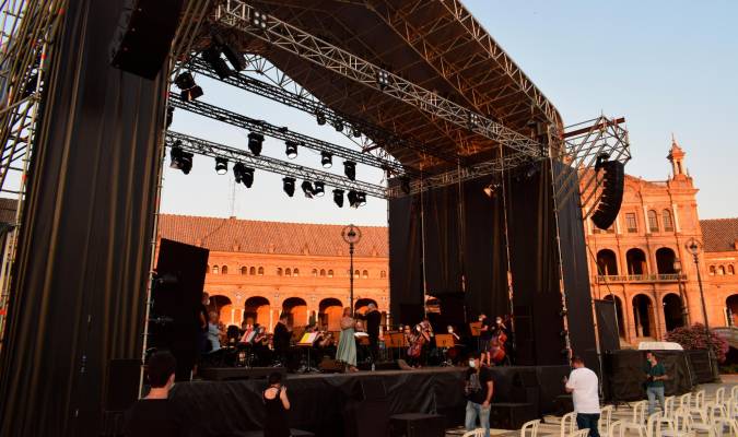 Escenario para un concierto en la Plaza de España (Sevilla) / J.J.