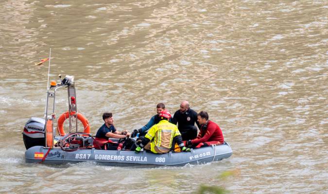 Los bomberos rescatan el cadáver del conductor precipitado al río en Alcalá
