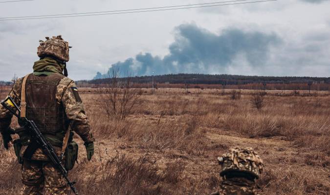 Un soldado del ejercito ucraniano observa el humo de los bombardeos. / Diego Herrera - E.P.