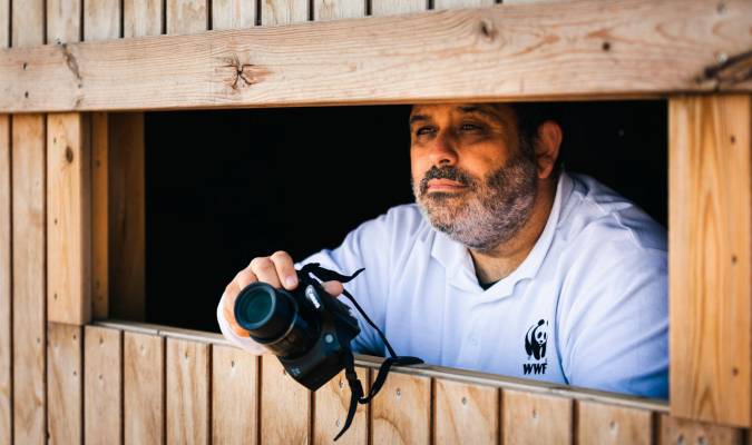 Juanjo Carmona en un observatorio de aves en Doñana. Foto: Jose Luis Regalado (WWF).