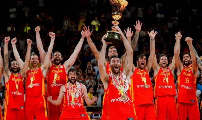 El alero de la selección española de baloncesto Rudy Fernández (c) y sus compañeros, con el trofeo que les acredita como campeones del mundo. EFE/Juan Carlos Hidalgo