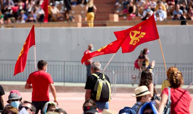 Varias personas sostienen banderas del PCE, en la fiesta del centenario del PCE. Jesús Hellín / Europa Press