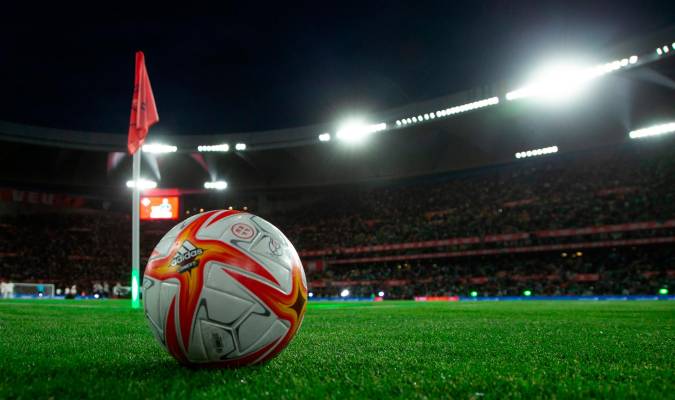 Un balón en el Estadio de la Cartuja antes de la final de Copa 2022. / AFP7